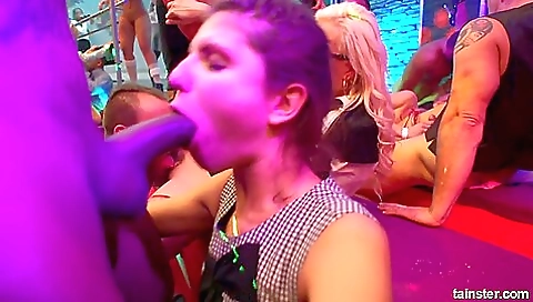 Tou cocksucker with sexy feet weenies